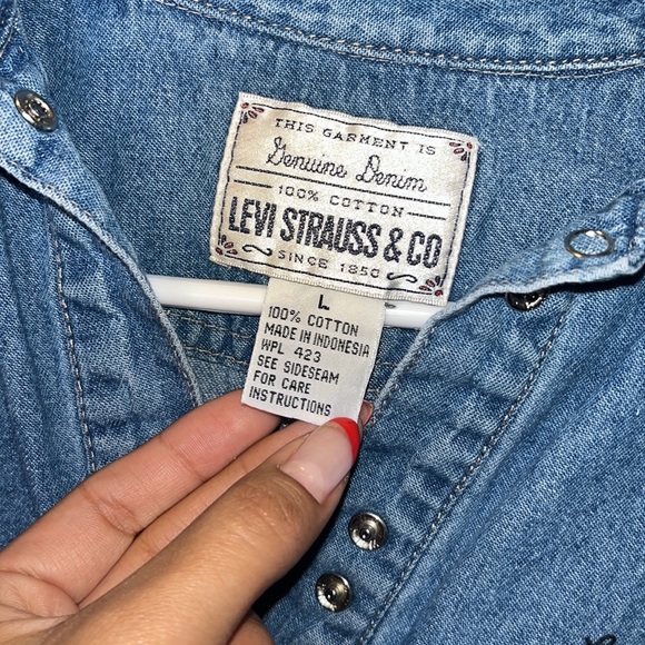 Levi vintage denim button up w/pocket 👖 - Picture 2 of 4